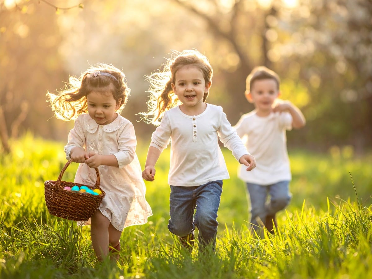 Des enfants participant à la chasse aux œufs de Pâques à la Commanderie d'Arville.