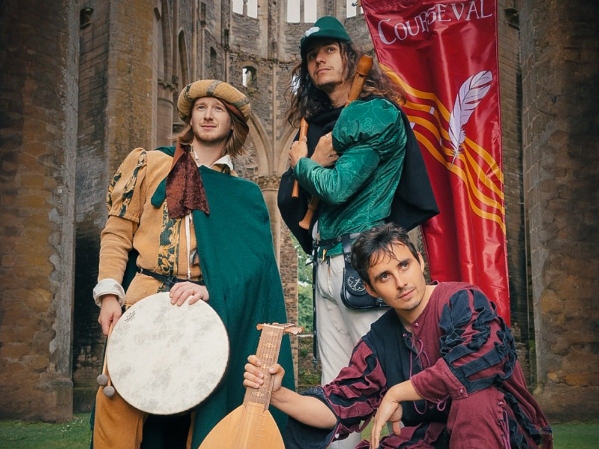Musiciens de Courseval qui vont interpréter un concert bardcore pop médiéval dans la grange aux dîmes.