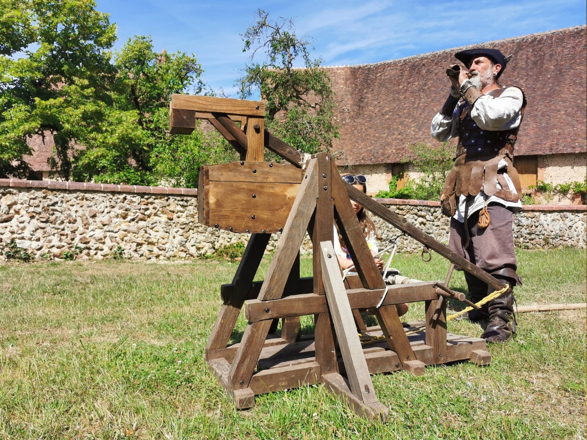 Démonstration de trébuchet et de machines siège Moyen Âge lors d'une animation à la Commanderie.
