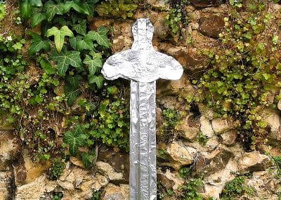 Épée en métal repousse