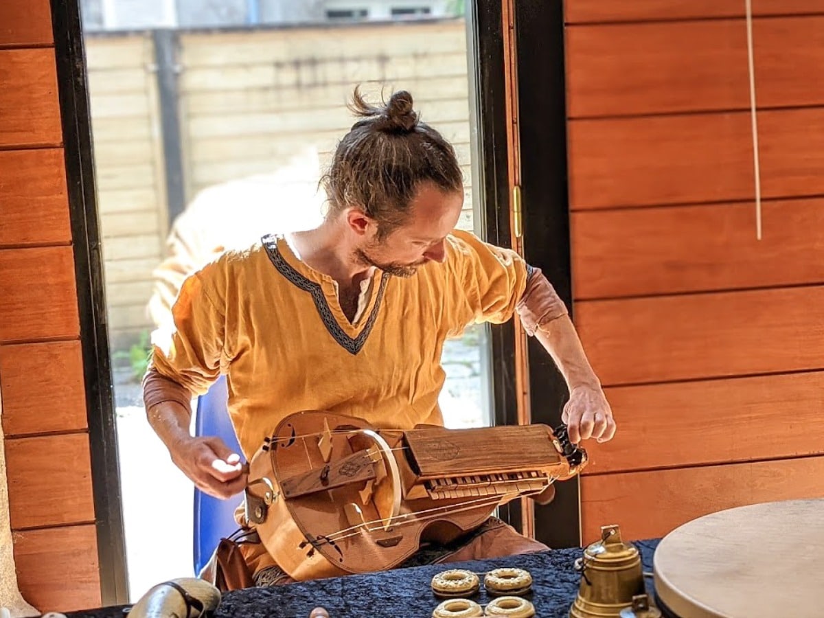 Démonstration et présentation de la musique instruments Moyen Âge avec l'ensemble L'Oisel.